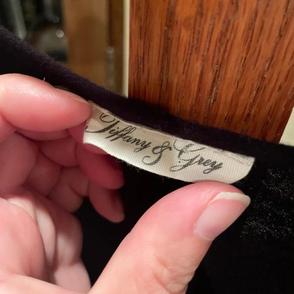 Tiffany & Grey stretchy flutter v-neck top 3/4 sleeve SZ XL black - Picture 4 of 7